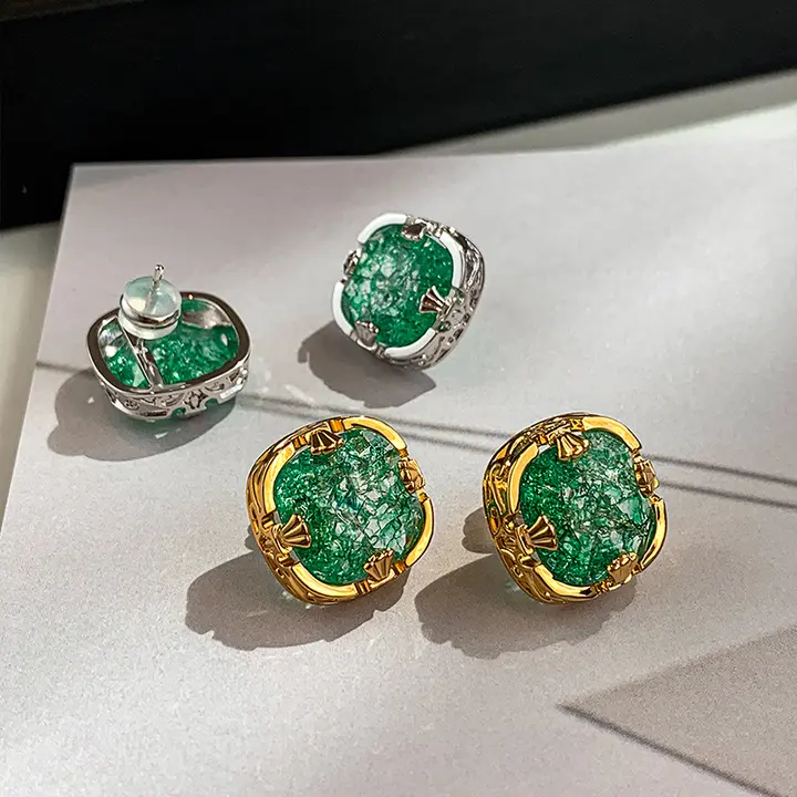 金属製シルバーカラー・グリーンアイスクリスタル宝石ジルコニアピアス【高級感あるデザイン】