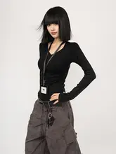 シンプルなVネック長袖ブラックTシャツ【女性用・秋冬・スリムフィット】