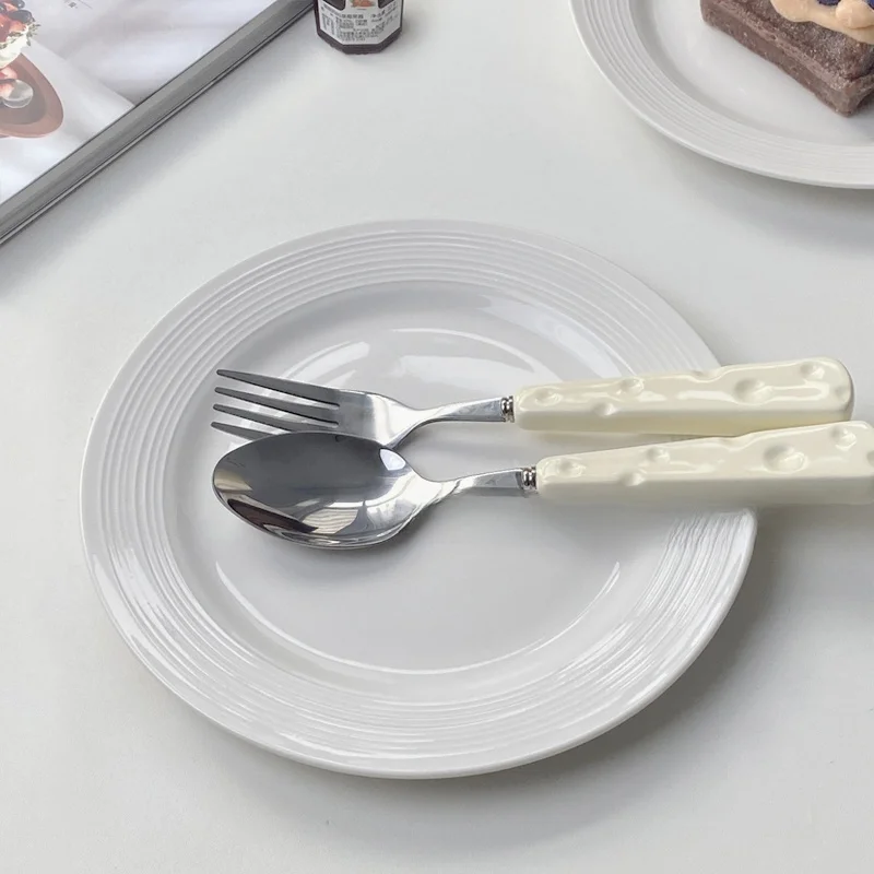 陶製平皿：波状縁8インチのシンプルデザインが日常の食卓を安定させる
