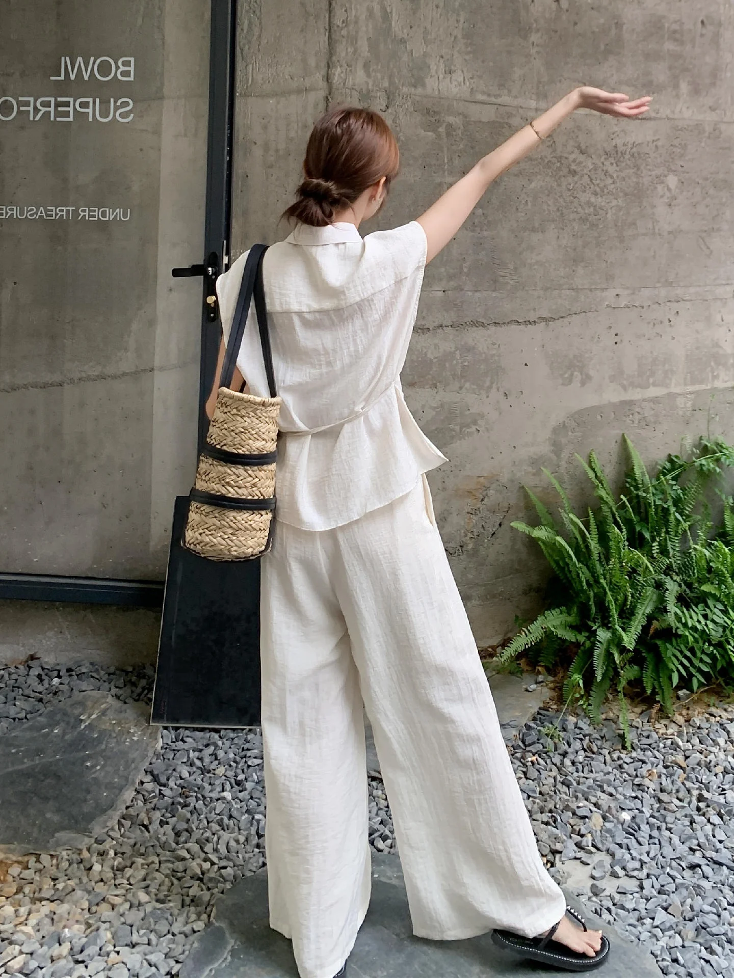 ベージュパンツと白シャツの組み合わせで失敗しない着こなしは？