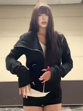 不規則デザインのフード付き黒短丈スウェットジャケット【春秋用・ジッパー仕様】