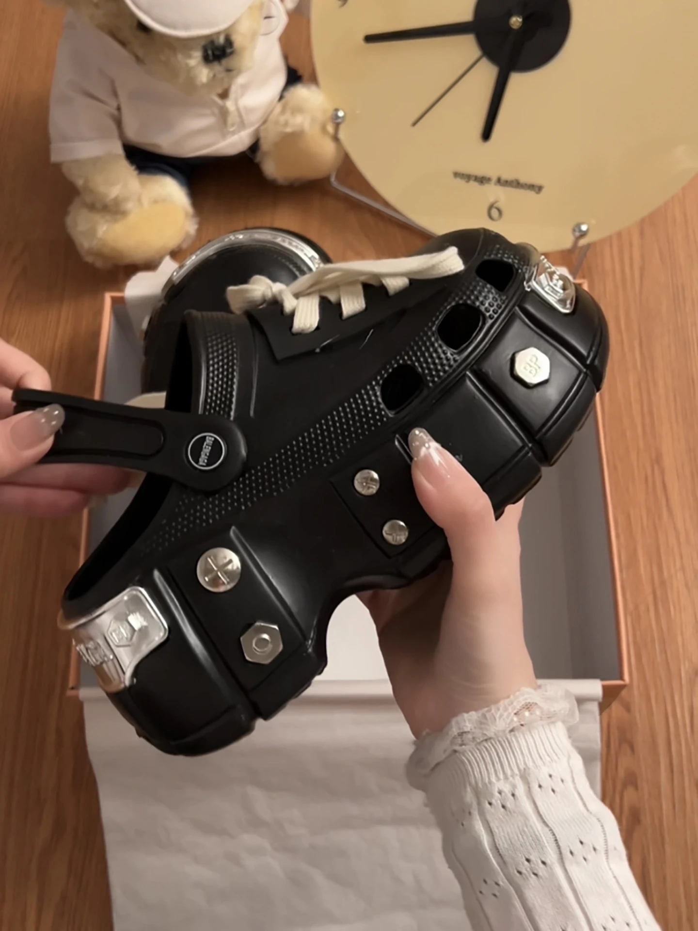 アウトドア モックシューズ 通気性と足への負担を軽減する黒色厚底サンダル