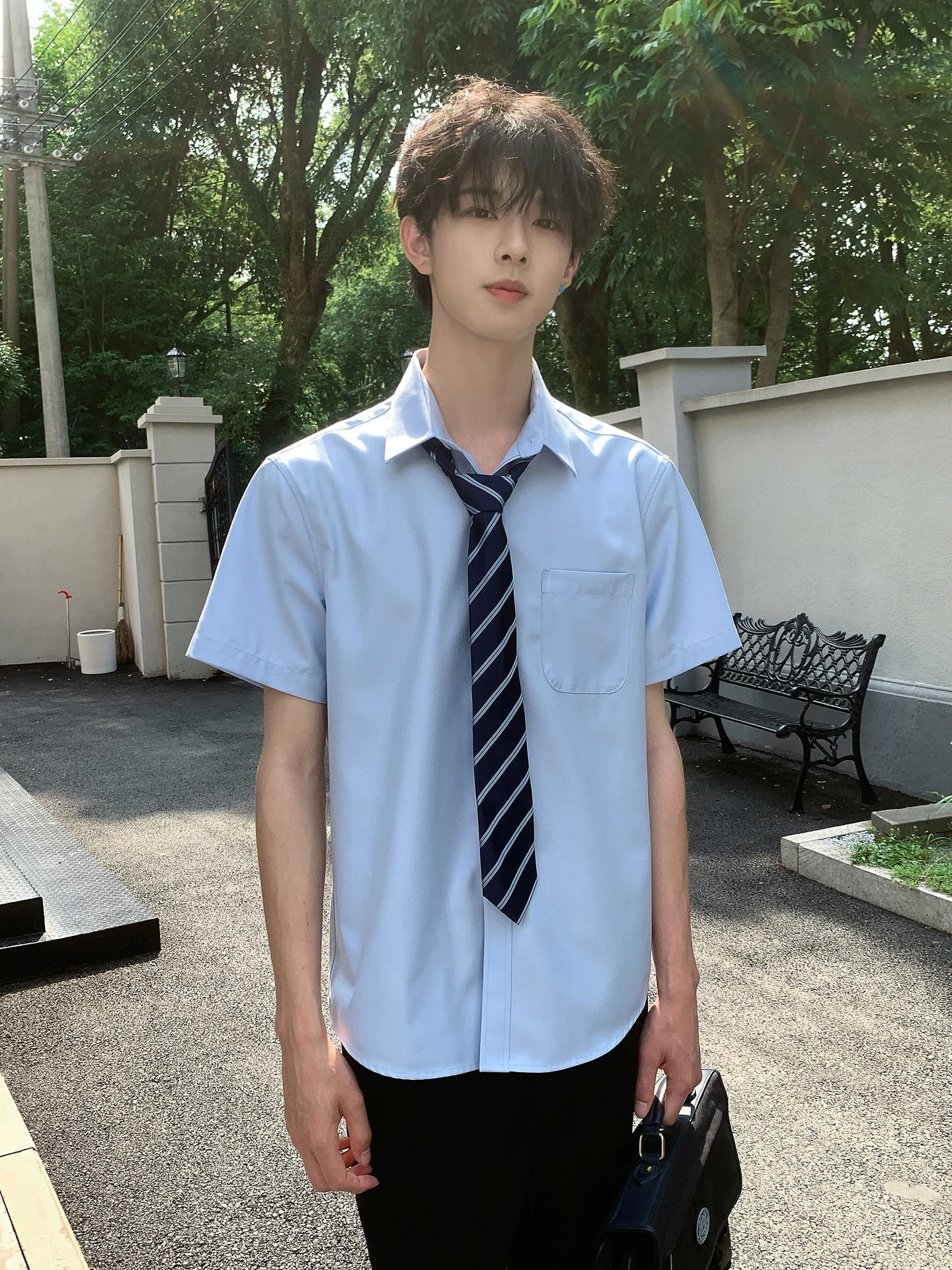 高校生男子の通学服にどんなシャツがおすすめ？東鷹時記のデザインブルーシャツが解決するリアルな悩み