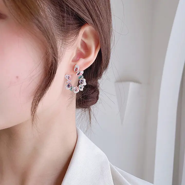 紫色のクリスタルピアス【デザイン感ある高級感・華やか】