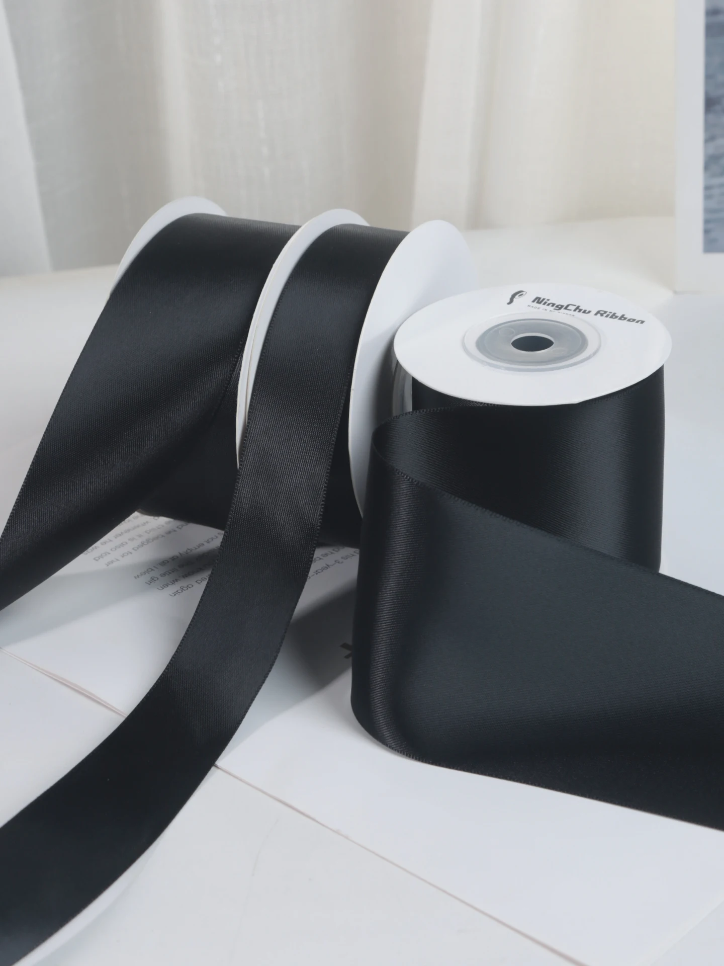 黒色リボンデザインのDIYギフト包装用リボン：おしゃれな包み方の実用ガイド