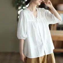 華やかなレースVネックシャツ【夏用・ゆったりシルエット・ホワイト・ミドルスリーブ】