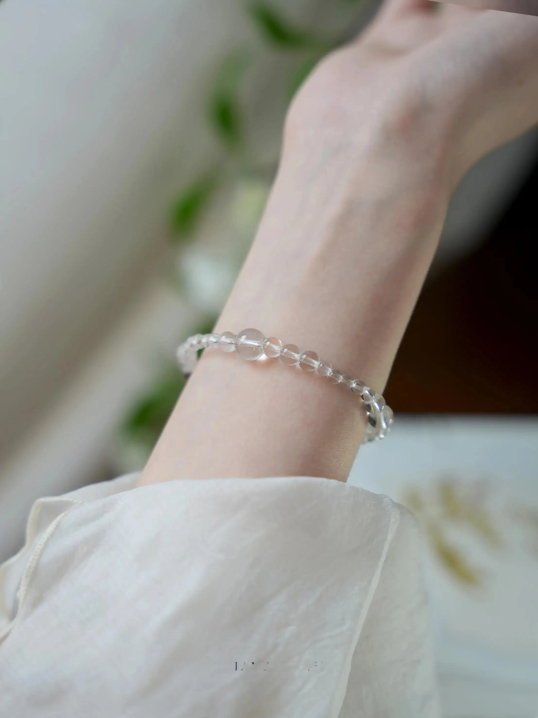 クリスタルデコレーションはどんなもの？女性の心に響く「白水晶ブレスレット」の選び方とは