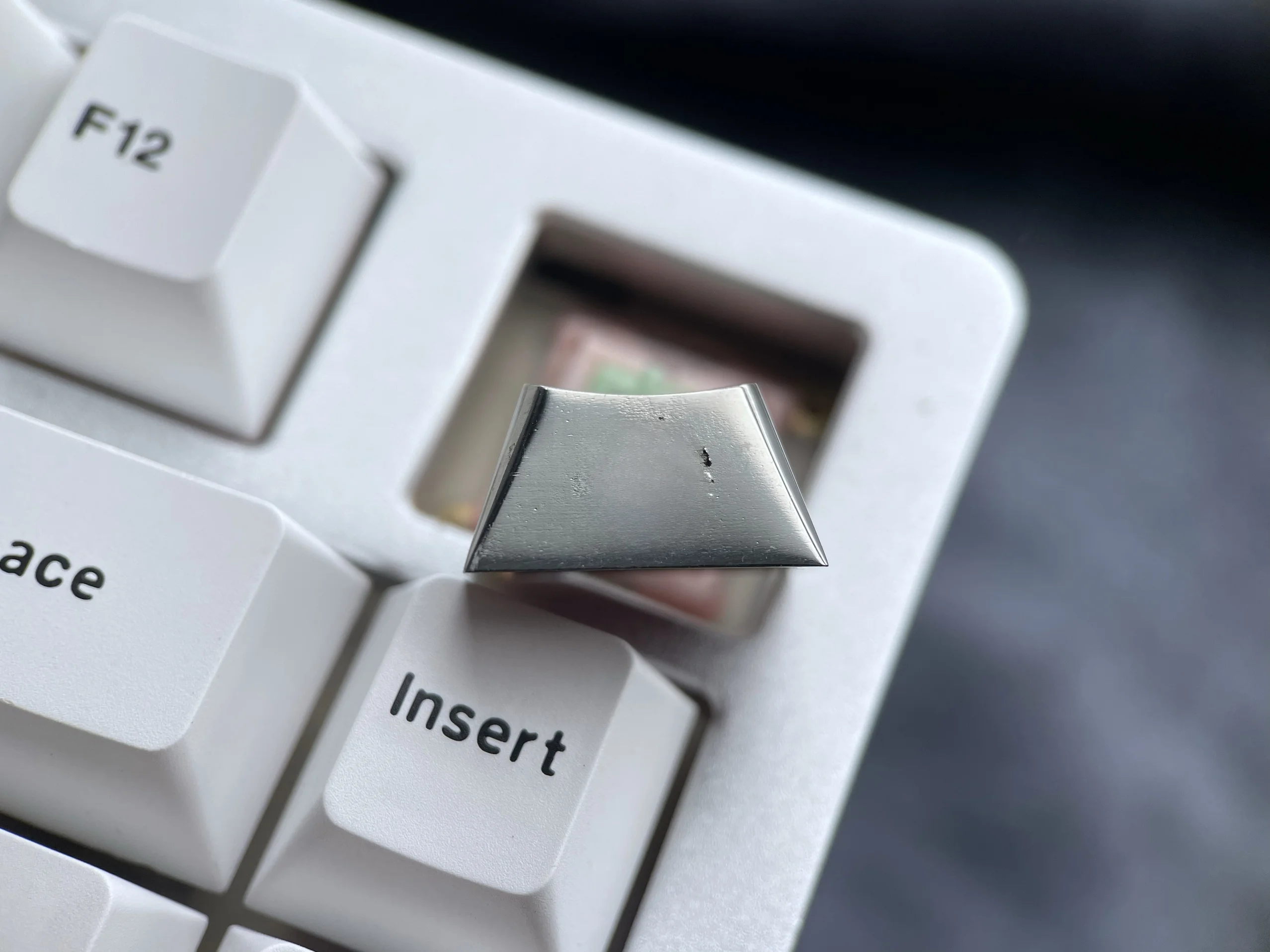 _capslockキーが誤って押されるのはなぜ？その解決法としておすすめのキーボードキーキャップとは？