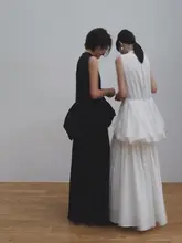 junna デザインのコットンフリル付きノースリーブマキシシャツドレス【通勤用・立ち襟・花苞デザイン】