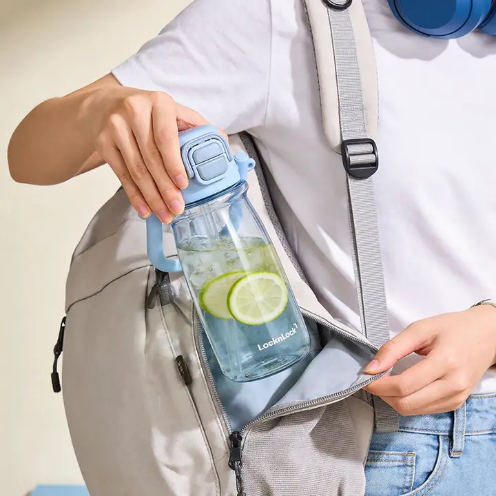 吸管付きプラスチック水筒【アウトドア用・持ち運び便利・女性用・夏向け】