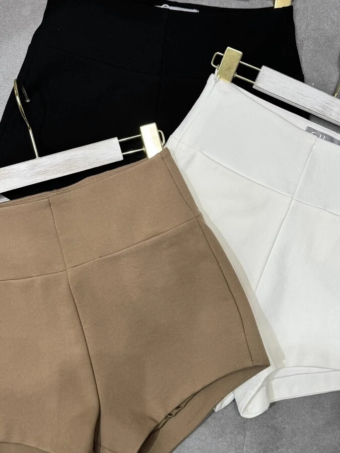 体のラインが出る服 職場でどう隠す？高腰ボディコンショートパンツが解決するリアルな通勤スタイルとは