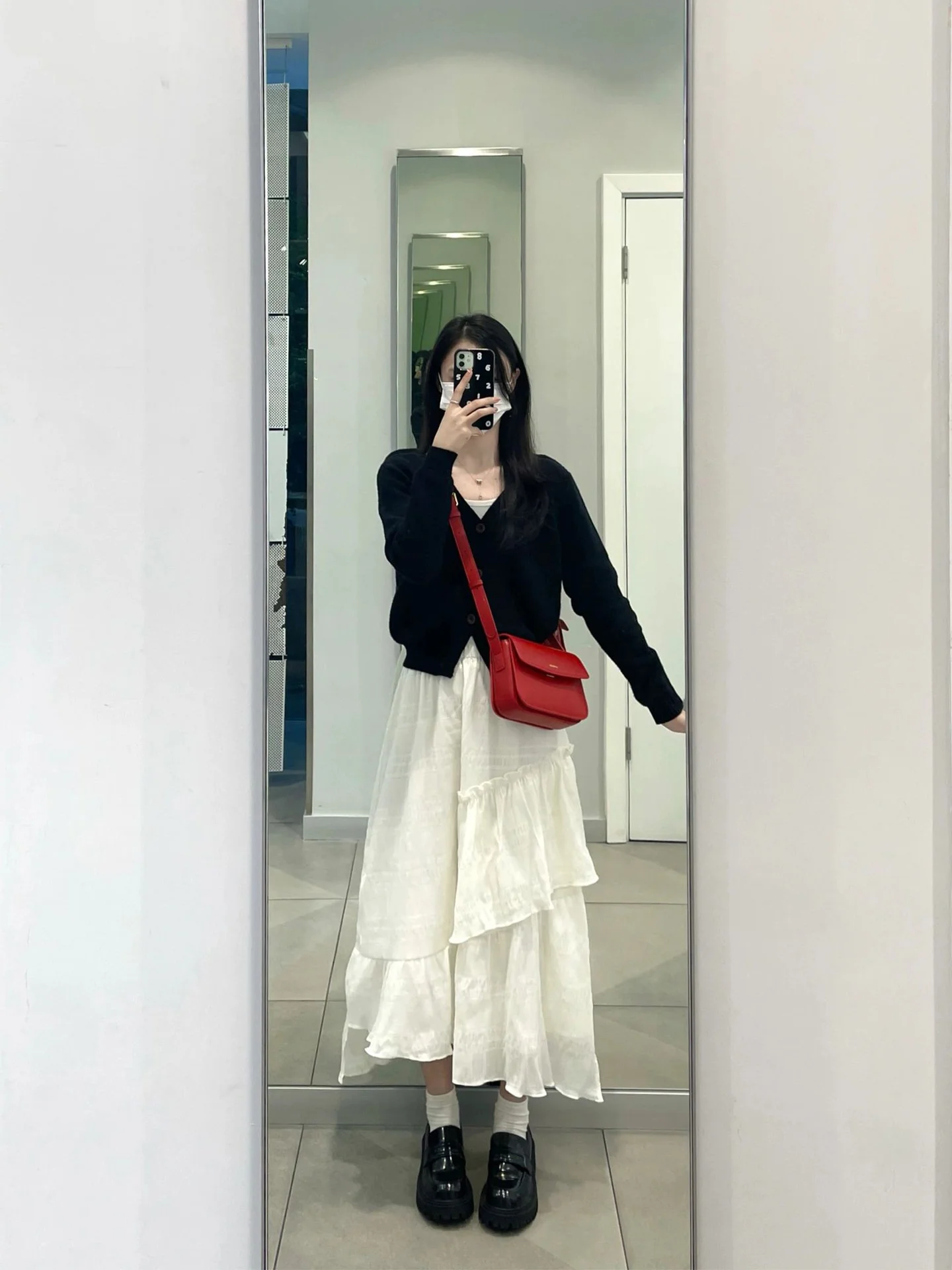 30代後半の通勤スタイルにぴったり？肌理感のある白い不規則ケーキスカートが解決する悩みとは