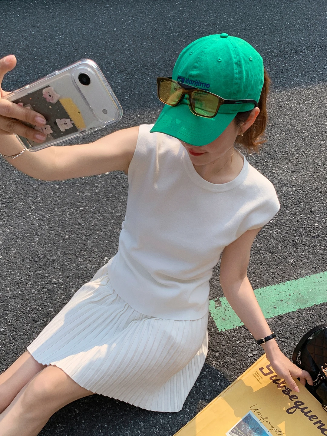 2026夏コーデで「涼しさとスタイル」を両立するには？サマーベストとプリーツスカートのベストな組み合わせとは