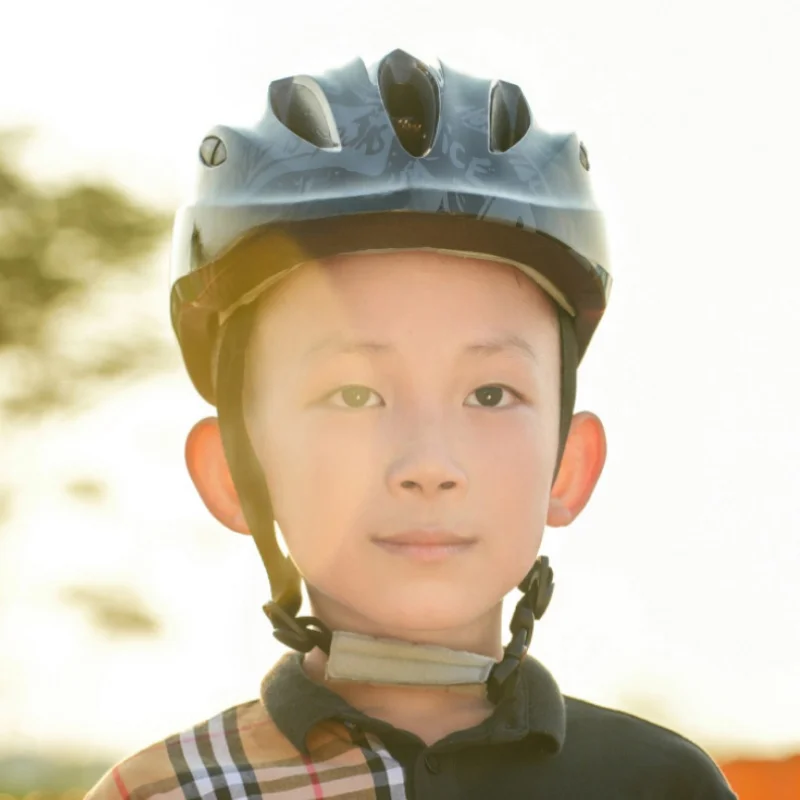 小学生が自転車に乗るとき、ヘルメットはどんなものが必要なの？