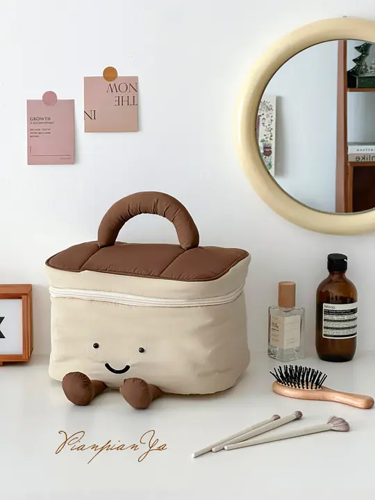 可愛い足型化粧ポーチ【外出用・携帯便利・女性用・化粧品収納】
