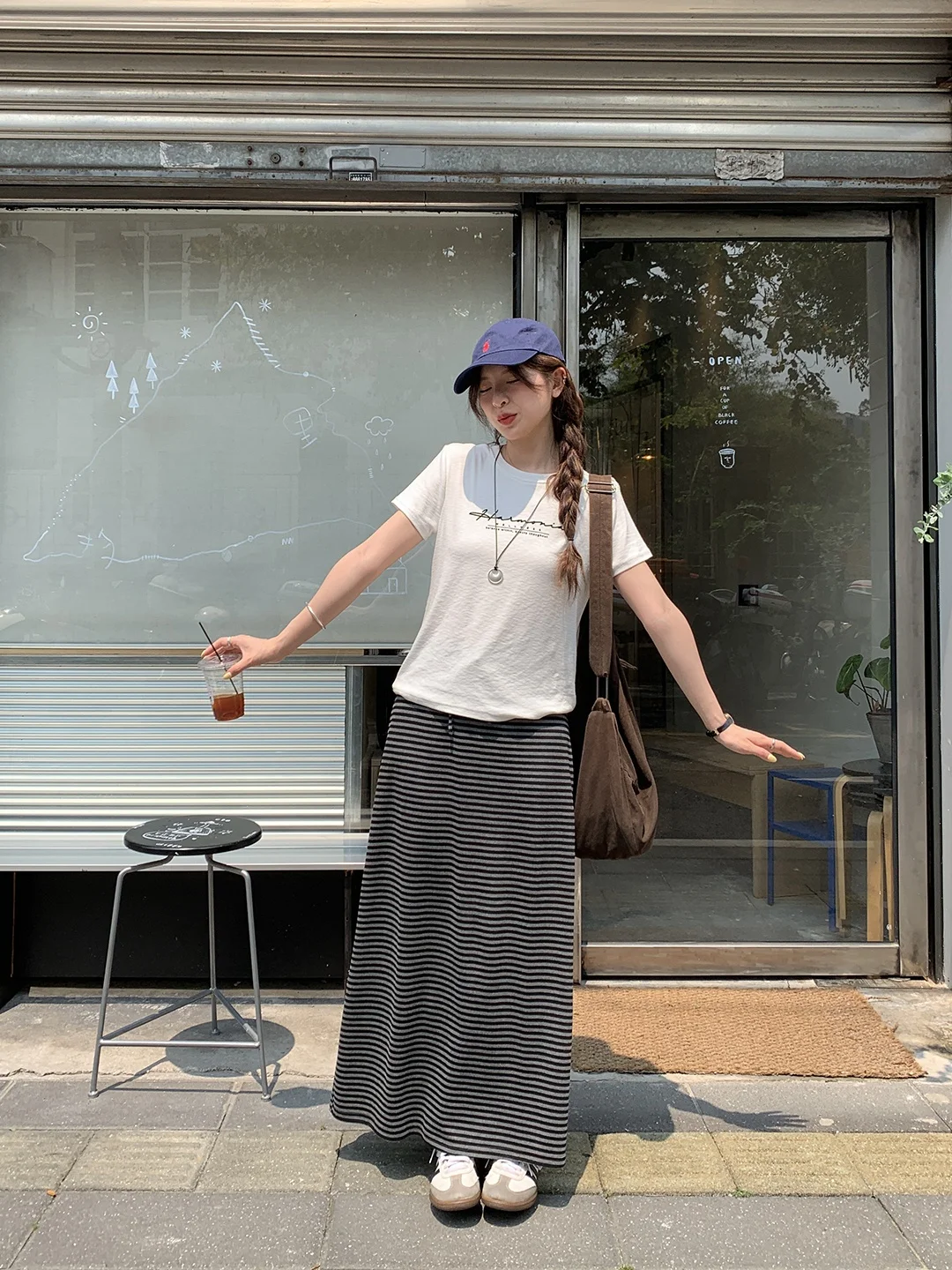 ストライプデザインのロングスカート：カジュアルリボン付きフレアシルエットの夏コーデ実用性と選び方
