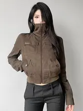 レトロデザインのポケット付きジップアップショートジャケット【ブラウン・立ち襟・細身効果】