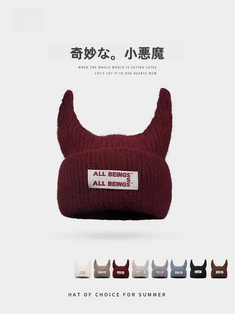 可愛い小悪魔デザインのニット帽：うさぎ耳帽子としての実用性と使用シーン