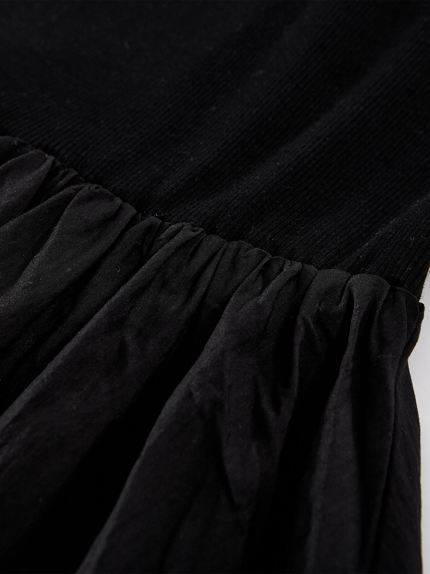 巨乳に似合う服としての黒の不規則デザインキャミソールワンピースの実用性とデザイン特性