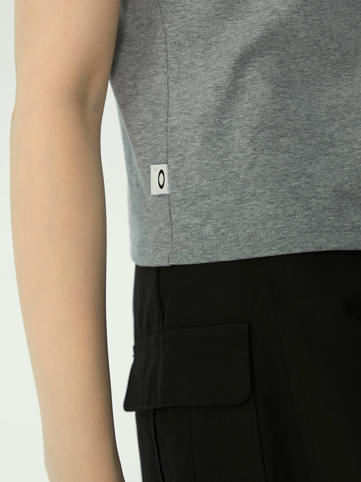 40代の女性にぴったりなカジュアルコーデは、このショートTシャツで決まる？