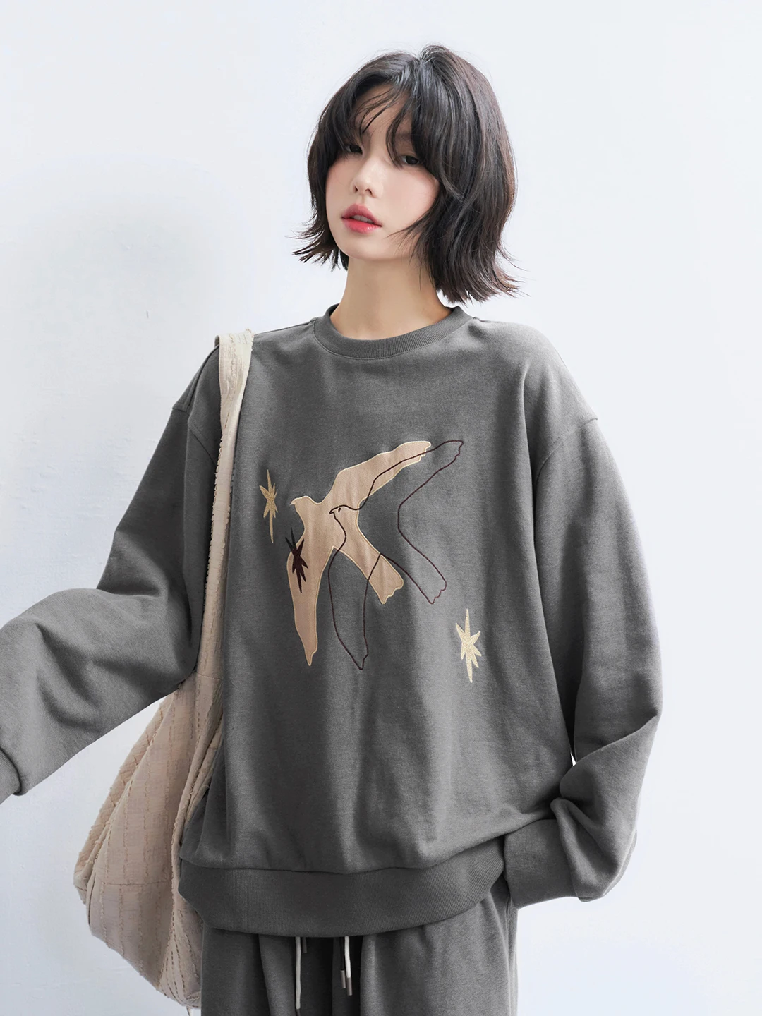 刺繍入りラウンドネック女性用トレーナー：秋の通勤スタイルに最適なカジュアルアイテム