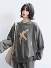刺繍入りラウンドネック女性用トレーナー【秋用・カジュアルスタイル】