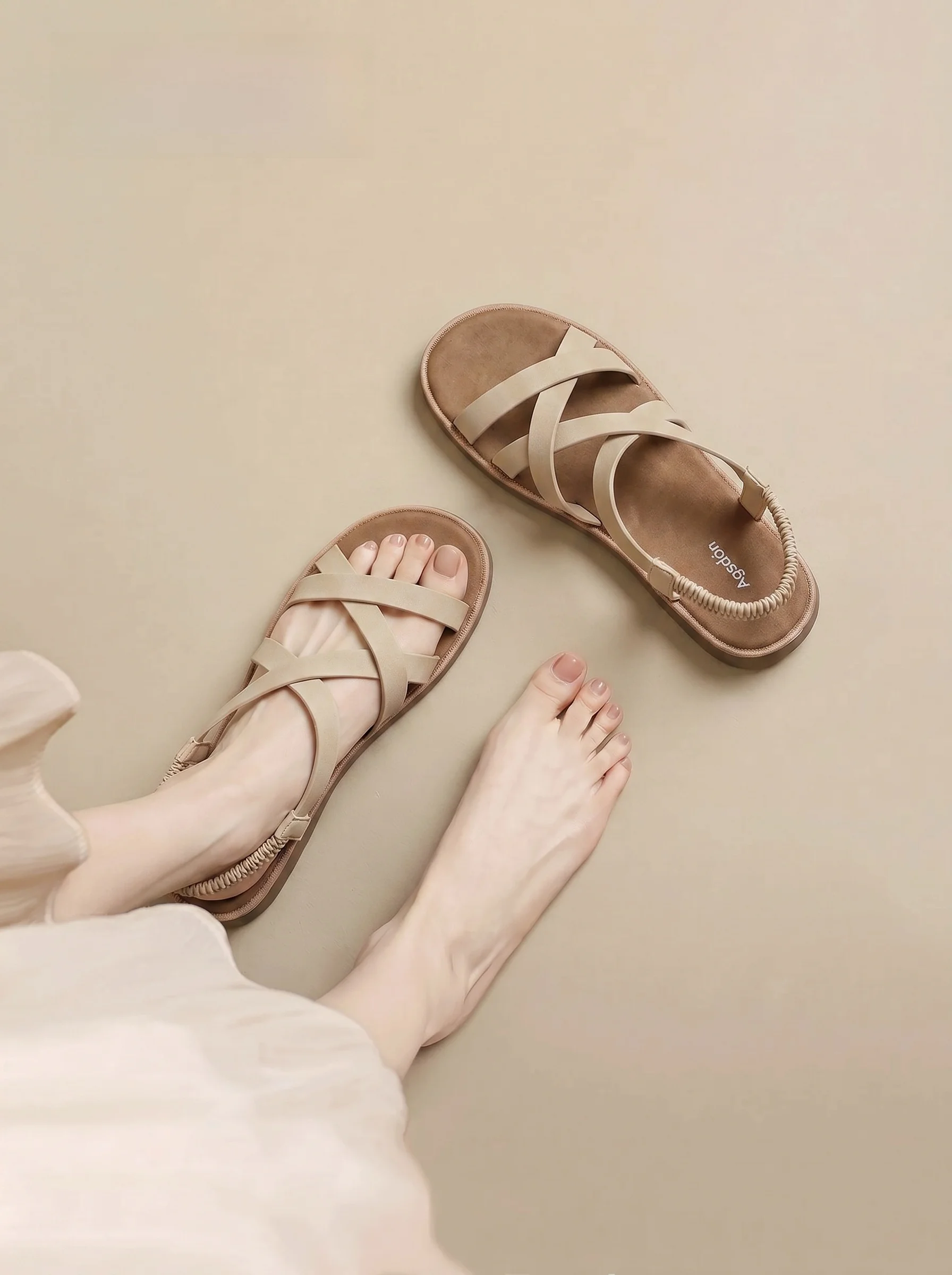 40代の夏にぴったりなカジュアルサンダルは、どう選ぶ？
