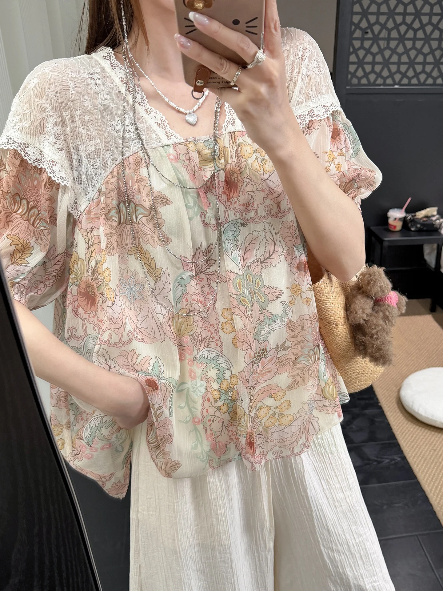 春夏コーデで「失敗しない」Vネックフラワーレーストップスは？