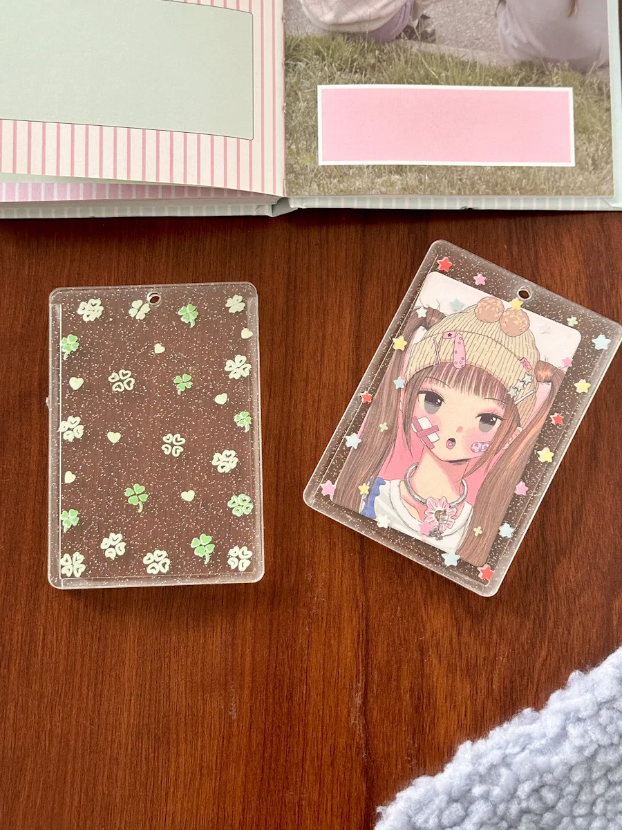 アクリル製ポケットカード：星型とクローバーデザインの校内用保護ケース