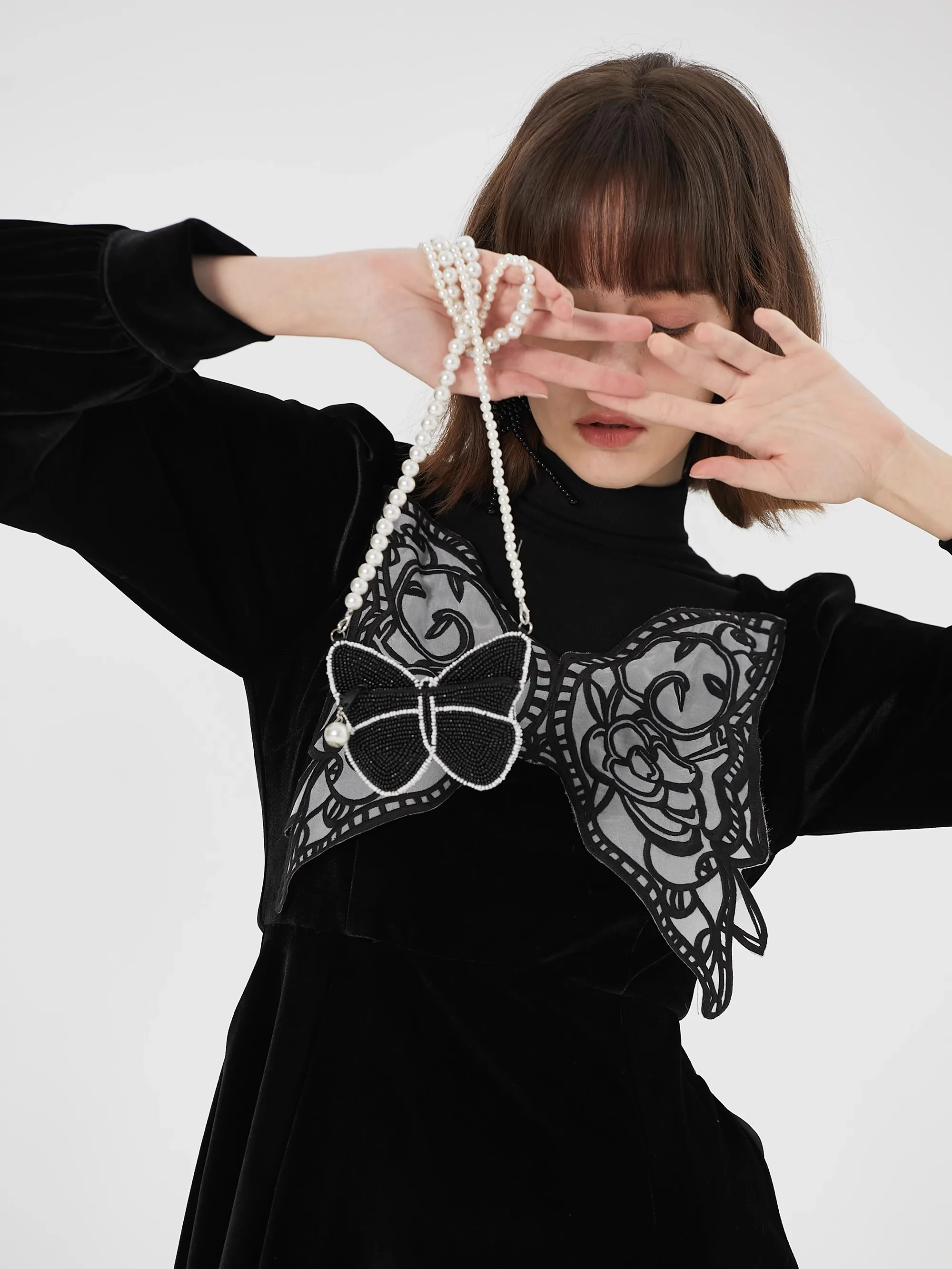 デザイナーオリジナルのバタフライデザインビーズ刺繍ミニバッグ：男女共用のミニバッグとしての実用性とデザイン価値