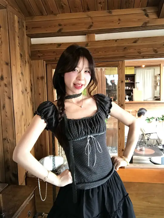 可愛いデザインの黒ドットバブルスリーブブラウス【フリル装飾・Aラインスカート】（セットアップ対応）