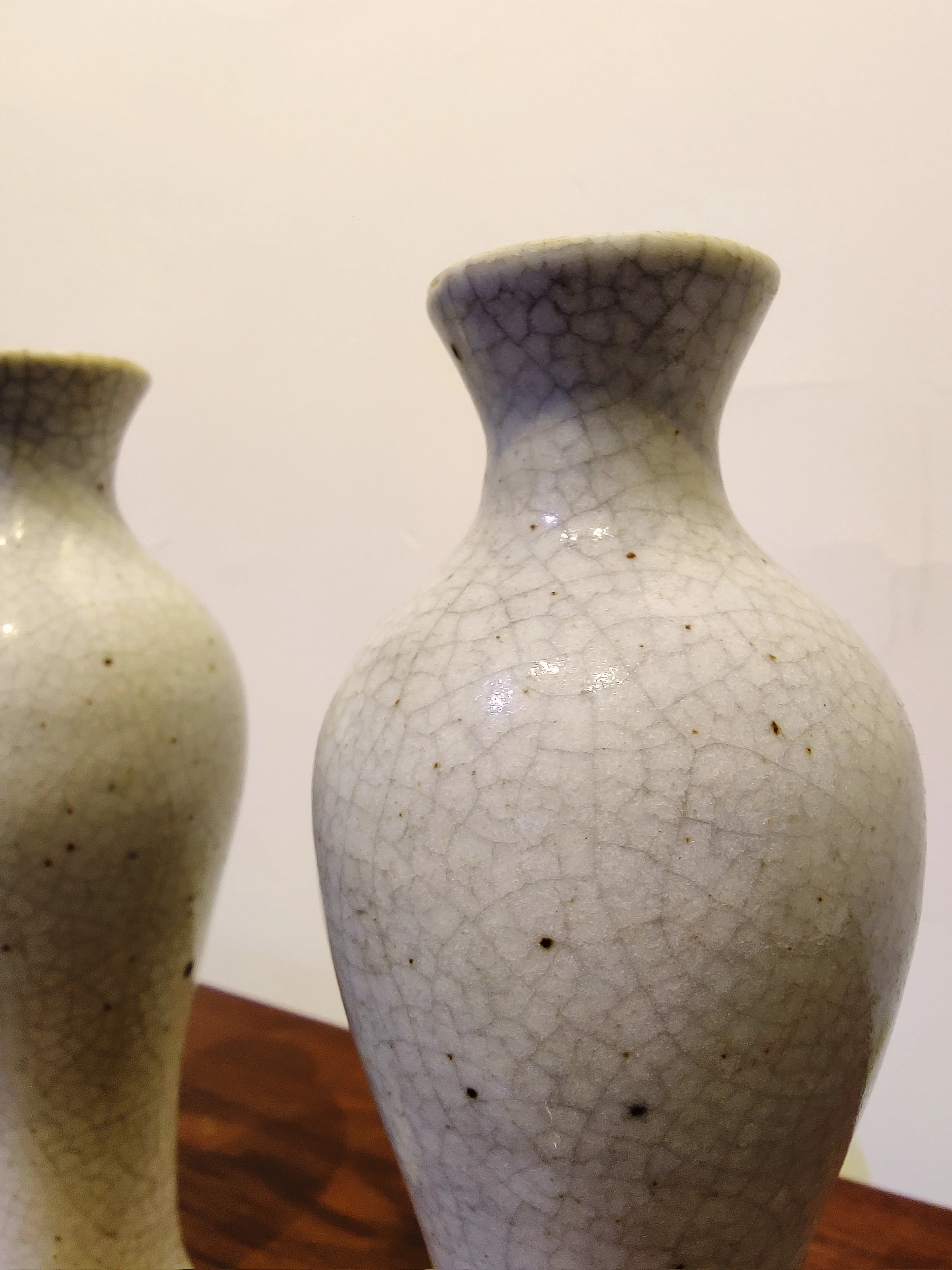 清朝末期の德化潮州窯花瓶【仿哥窯金絲鉄線文・観音浄瓶】：生けやすい花瓶としての実用性とデザインのバランス