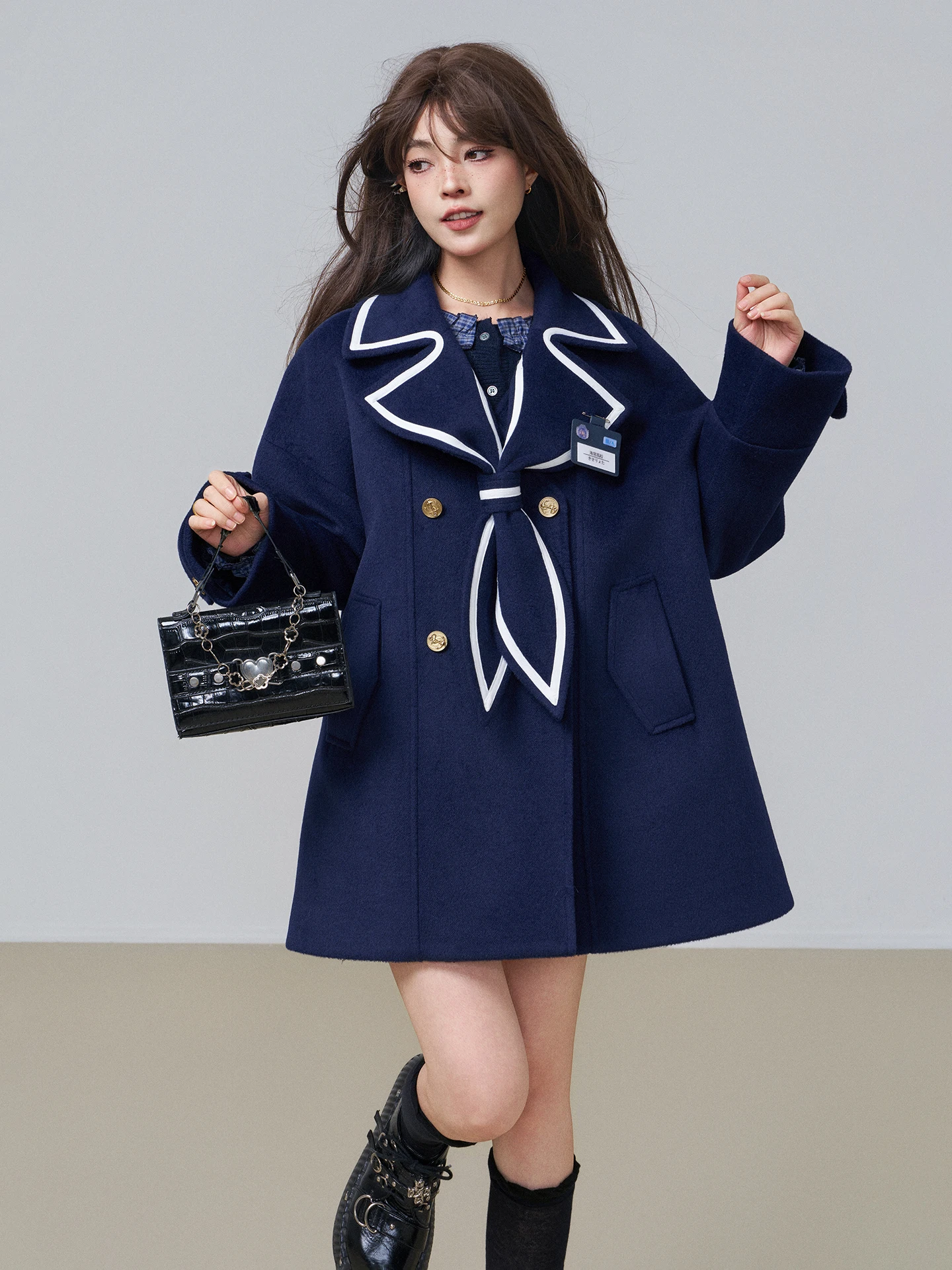 中古制服と新品制服の違いは？学院風の毛料コートで答えを知る