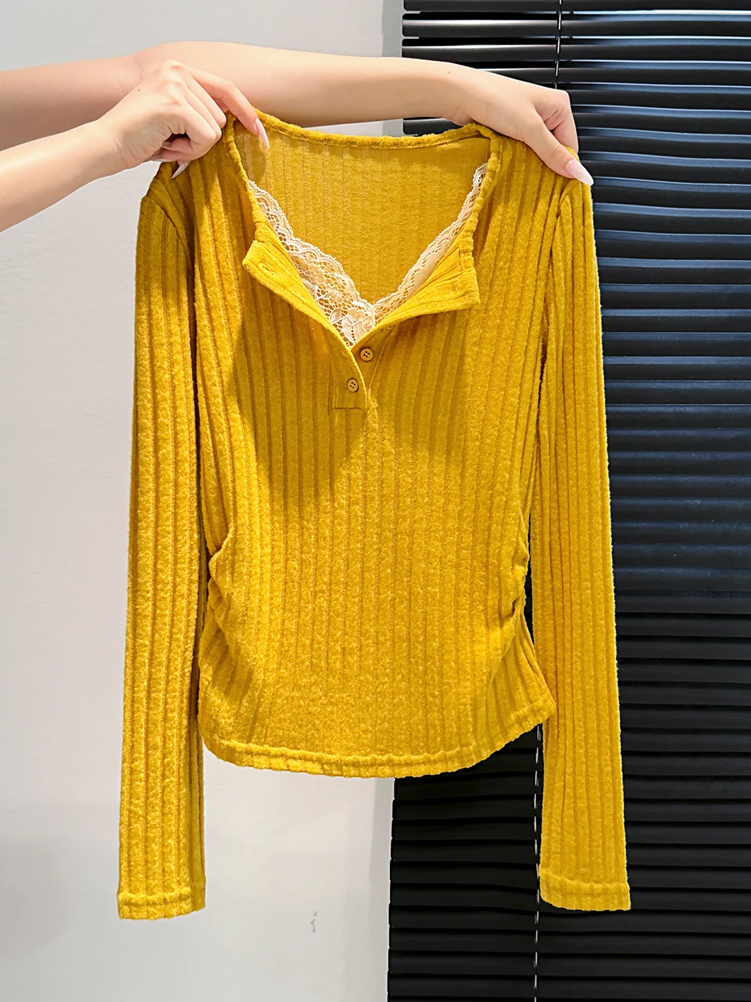 センターパート 服装とは？厳選3選で通勤・日常に溶け込むスタイルを解き明かす