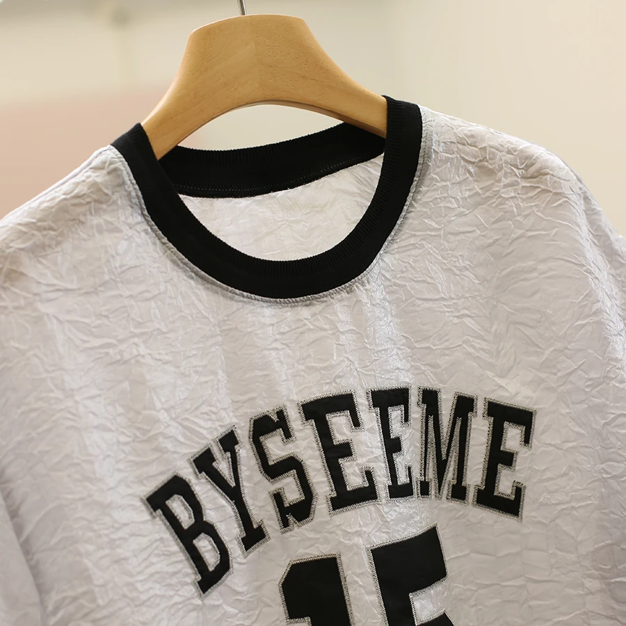 デザイン性のある皺加工Tシャツで失敗しない夏の着こなしは？