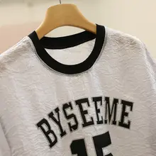 デザイン性のある皺加工のシンプルな字母プリントTシャツ【ゆったりとしたフィット・夏用・短袖】