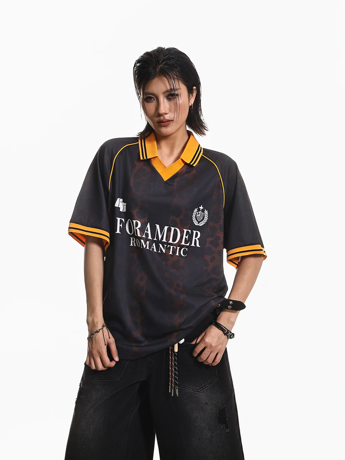 40代の女性が選ぶスポーツコーデの本質は？カジュアルなレオパードプリントTシャツで見つけた美しさと機能性のバランス