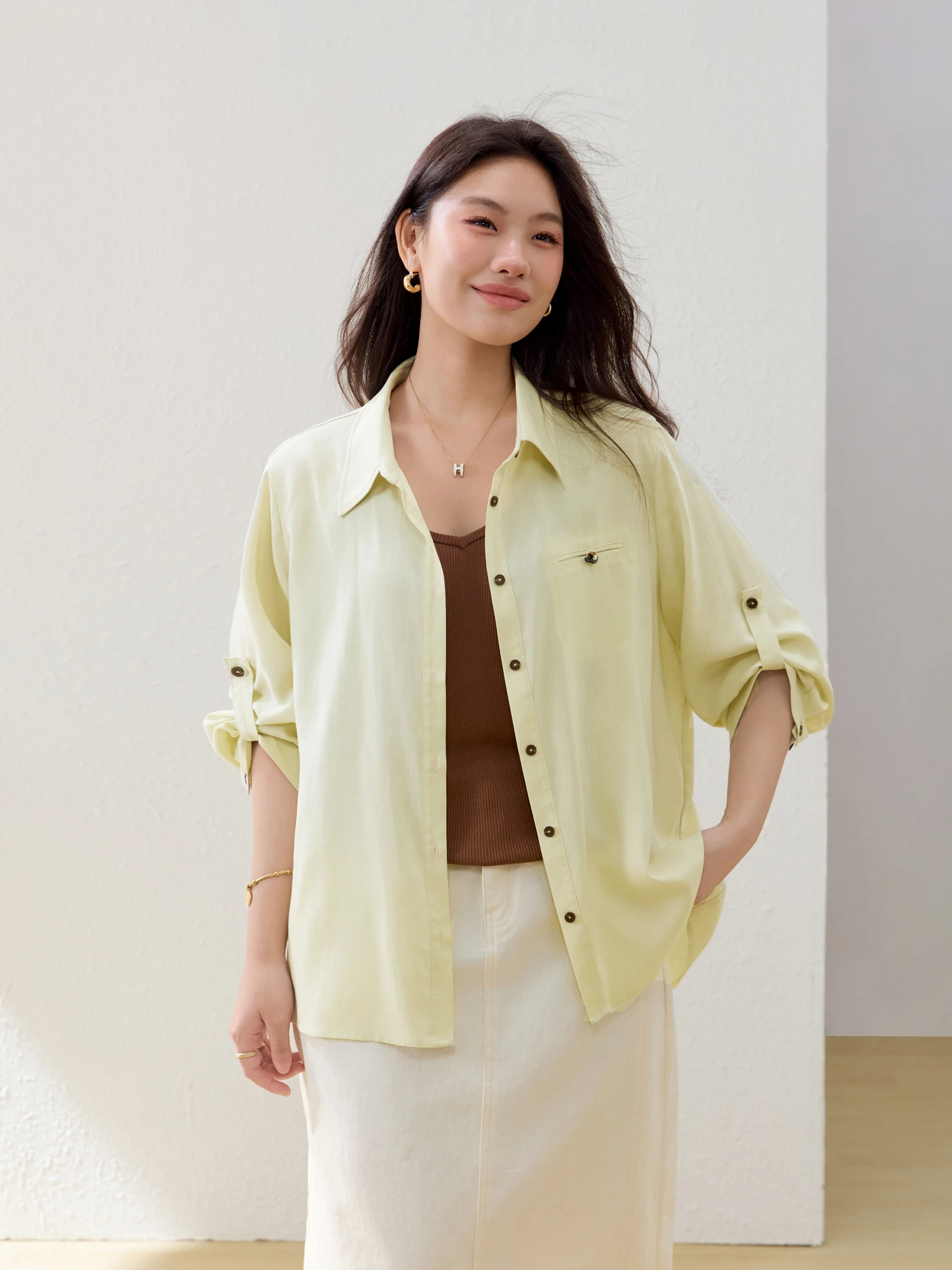 夏の柄シャツを選ぶべきか？実は「柄」より「素材」と「フィット感」が勝る理由