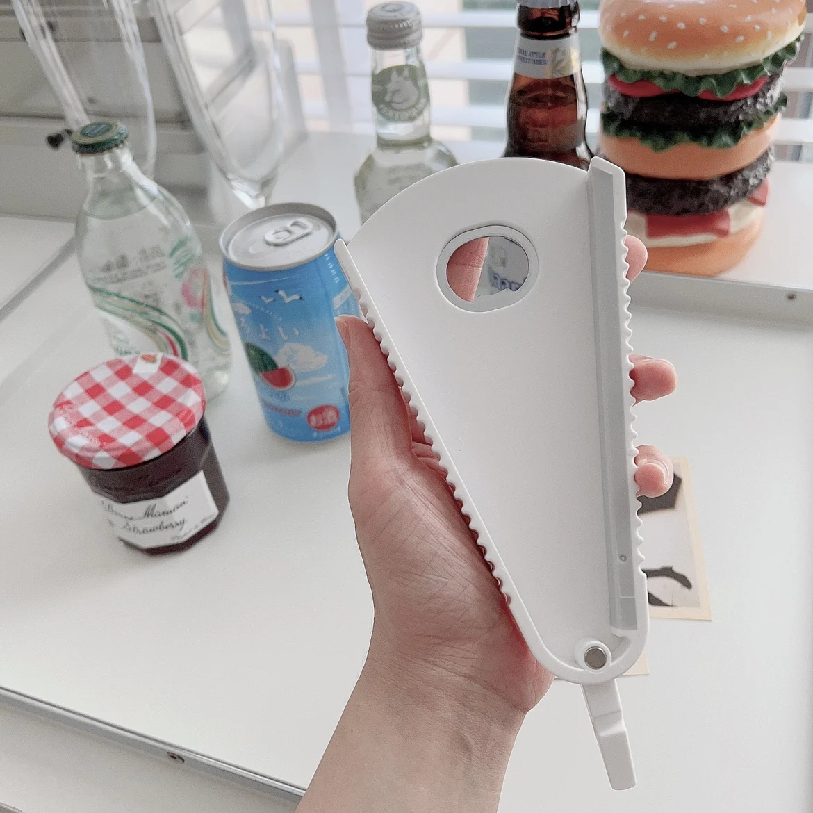 多機能で生活をシンプルにできる？透明白色のキャップオープナーが本当に役立つのか