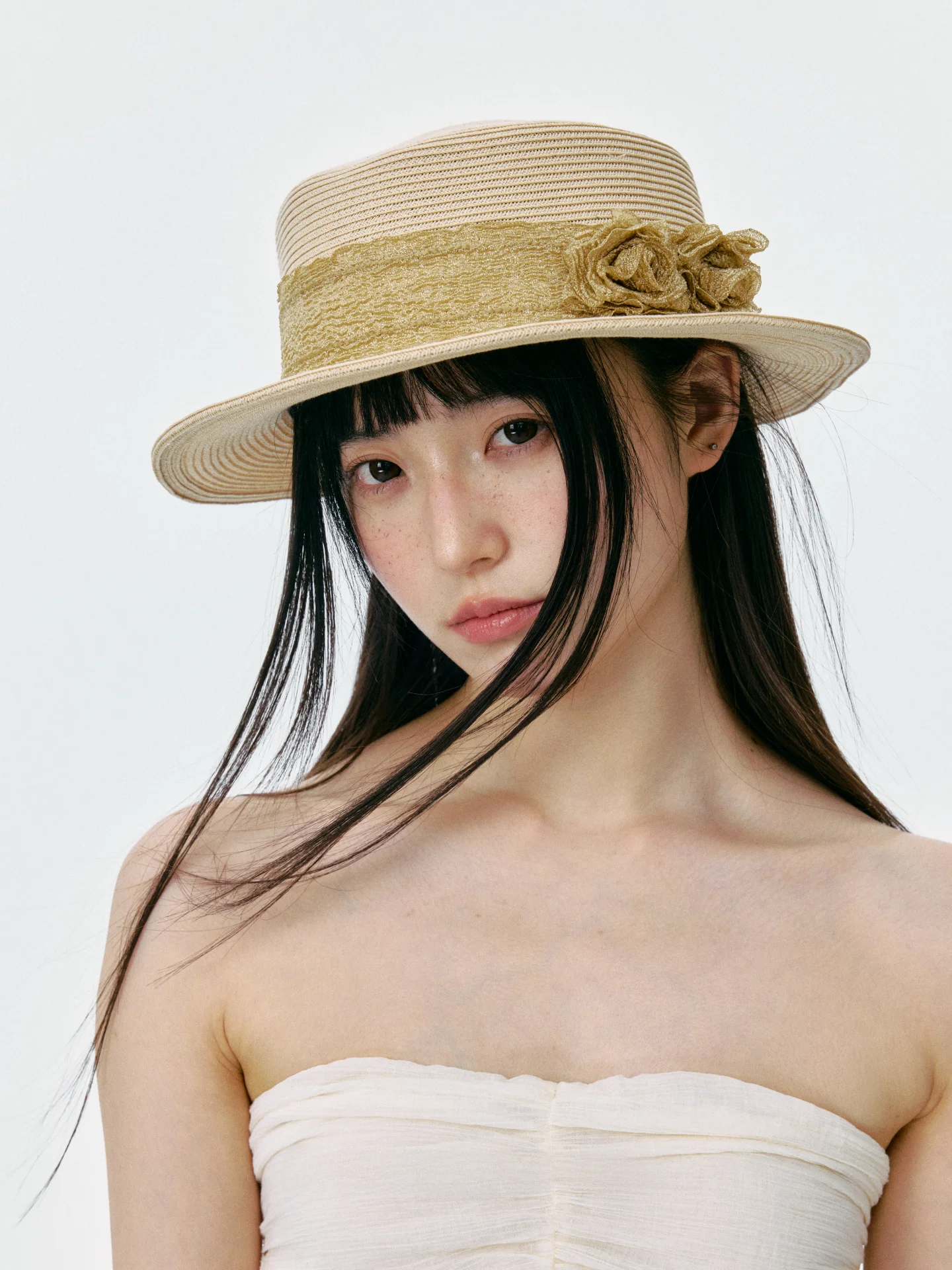 優雅な花デザインの平たい帽子：アウトドアで快適な日焼け対策を実現
