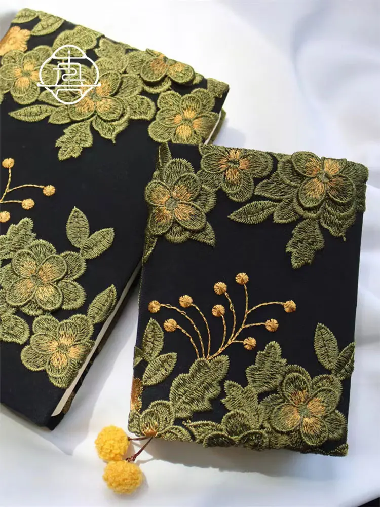 おくすり手帳ケースはどんなもの？刺繍レトロ風の手帳カバーが、日常のこころを癒す理由