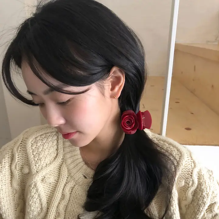 立体椿のデザインの中型ヘアクリップ【エレガントなゴールドアクセント】