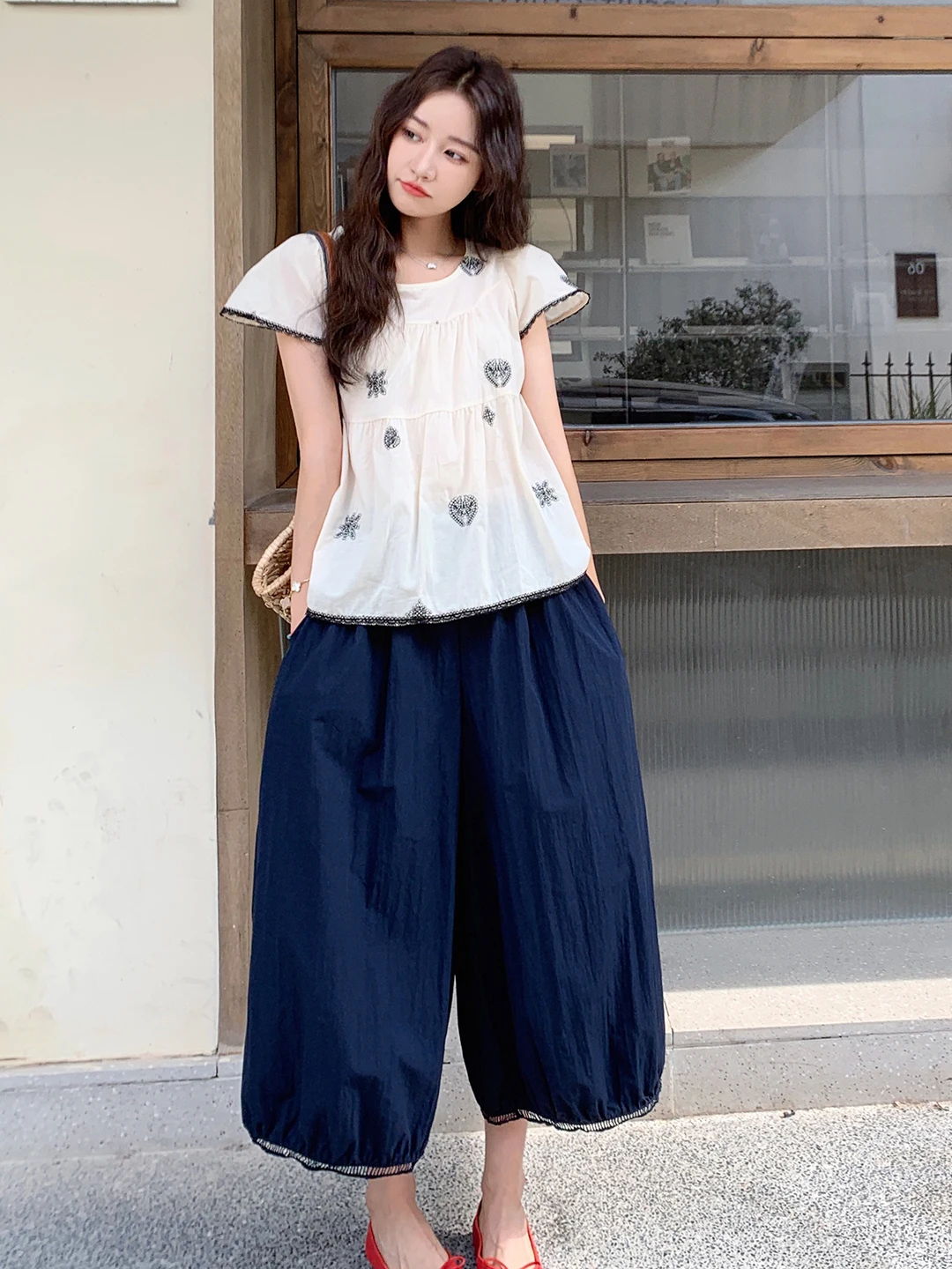6月後半に着るべき「きれいな服装」は、70年代の文芸スタイルが今こそ注目される？
