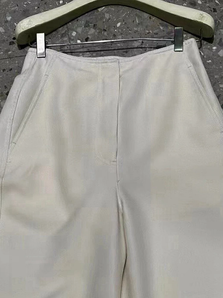 デザイン性抜群の弧型バナナパンツ：モダンおしゃれな通勤スタイルの実用性とバランス