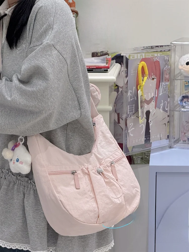 フリルデザインの軽量ショルダーバッグは体に負担の少ない通勤バッグとして信頼できるのか