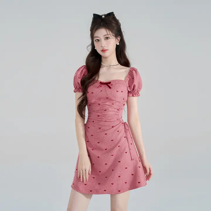 バラピンクのスクエアカラー フリル袖ワンピース【夏用・ウエストシェイプ・Aライン・リボン付き】