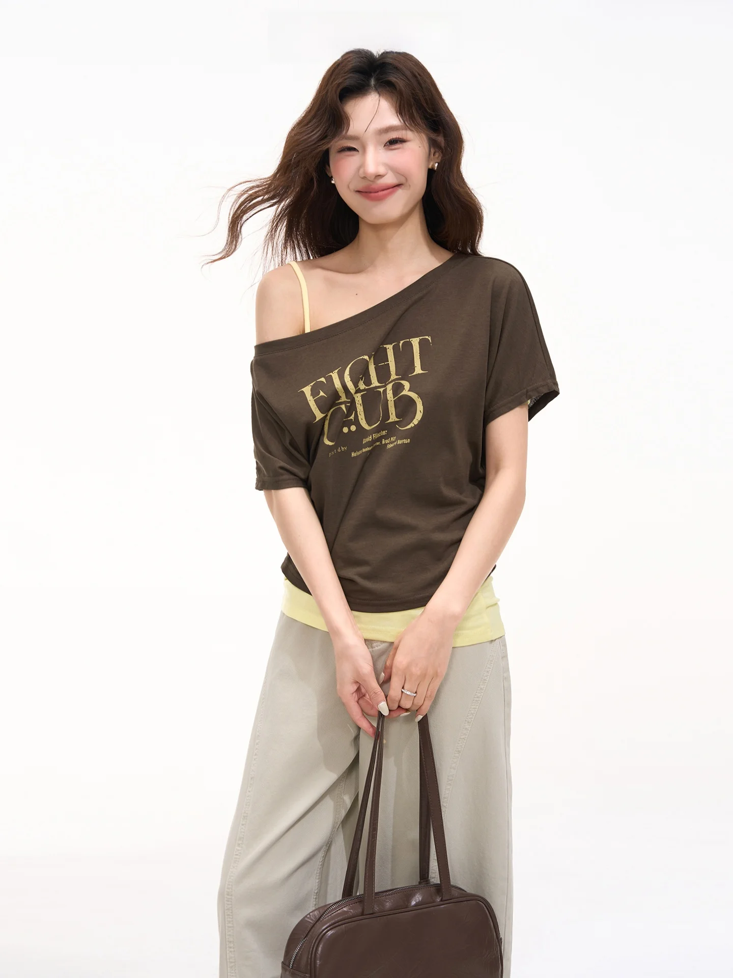 文字プリントのキャミソール＆斜め肩Tシャツ：重ね着スタイルの実用性と素材バランスを解説