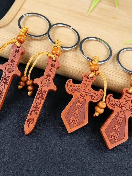 桃木製の平面彫刻カーキーリング【刀・剣・斧デザイン・お守り用】