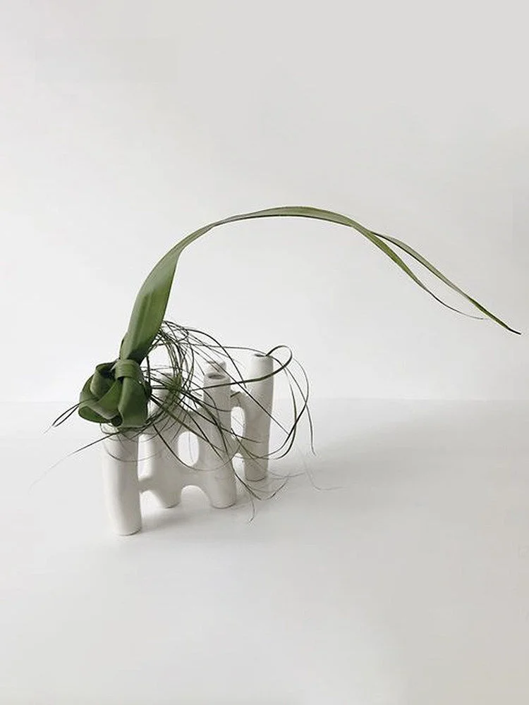 現代的なデザインの陶器の花器：二輪挿し 花瓶 選び方と実用性の検証
