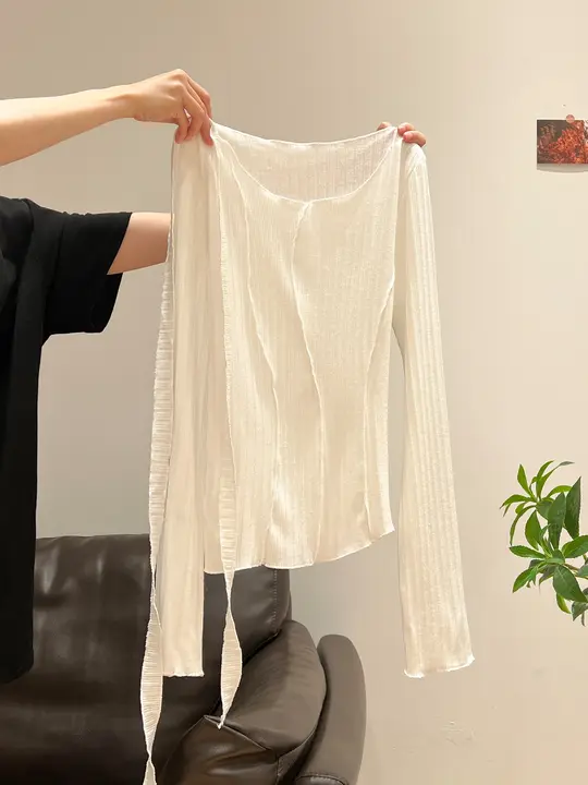 白色の薄手長袖Tシャツ【女性用・ニット・紫外線対策】